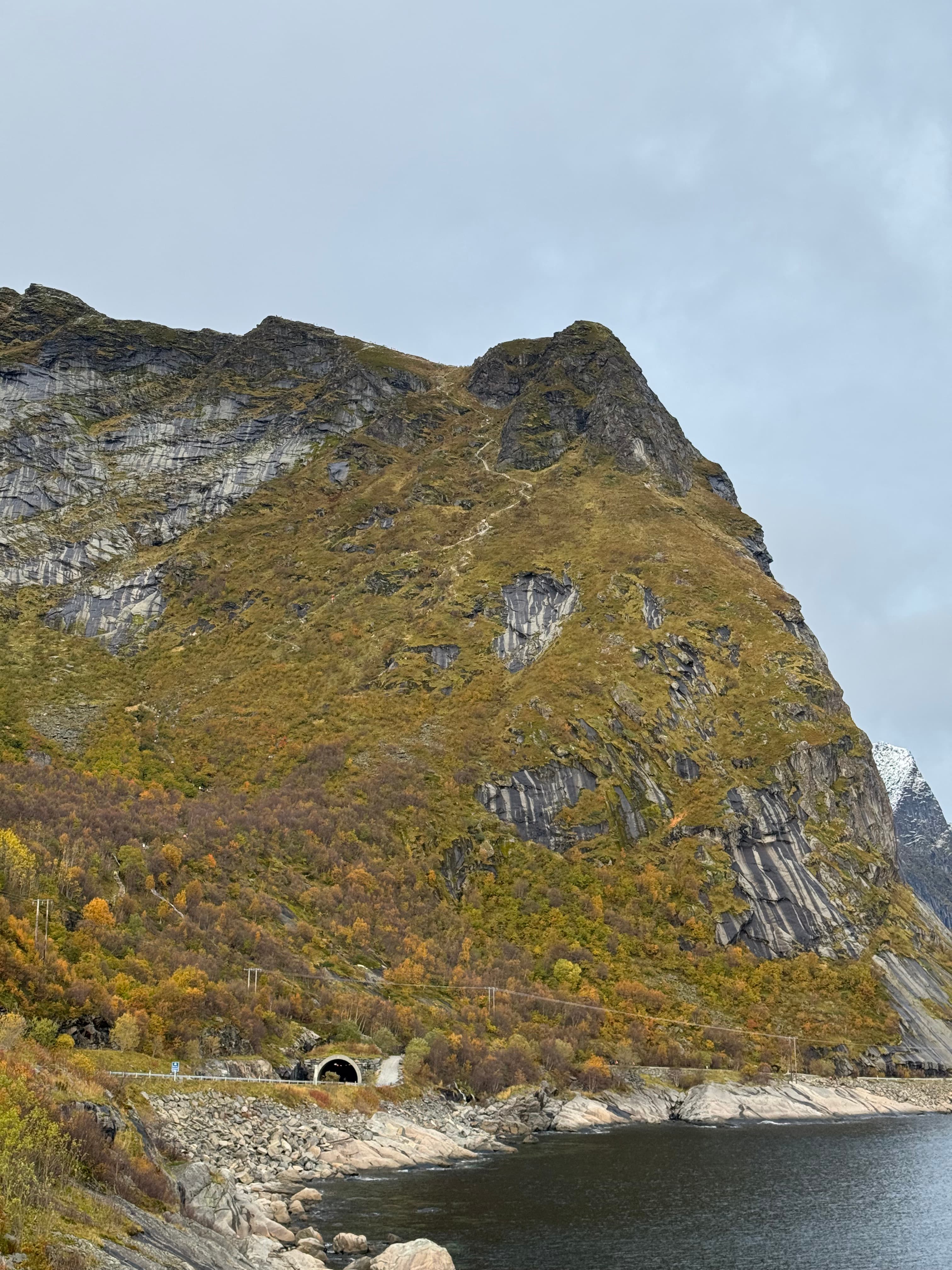 Le chemin visible au dessus du tunnel